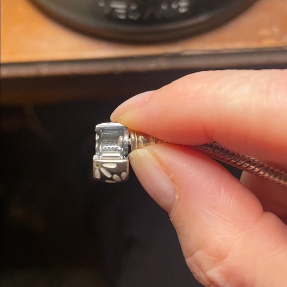 Pandora daisy bracelet with 2 daisy spacer beads. - Picture 4 of 5